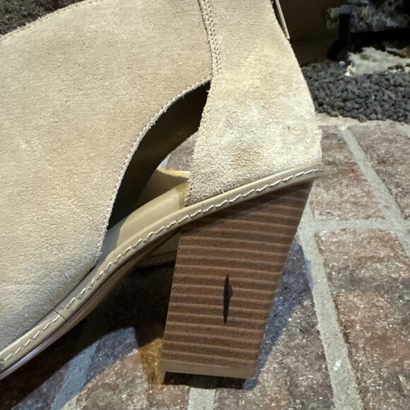 Vince Camuto Fareena Block Heel Open Toe Zip Closure Beige Suede Shoe Womens 11 - Picture 12 of 16
